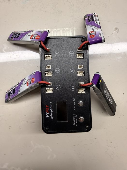 Політрий контроллер, чотири акамулятора 1s 850mAh та зарядка 1s