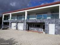 Moradia T4 isolada com jardins e piscina em lote vedado de 9.824,80 m2
