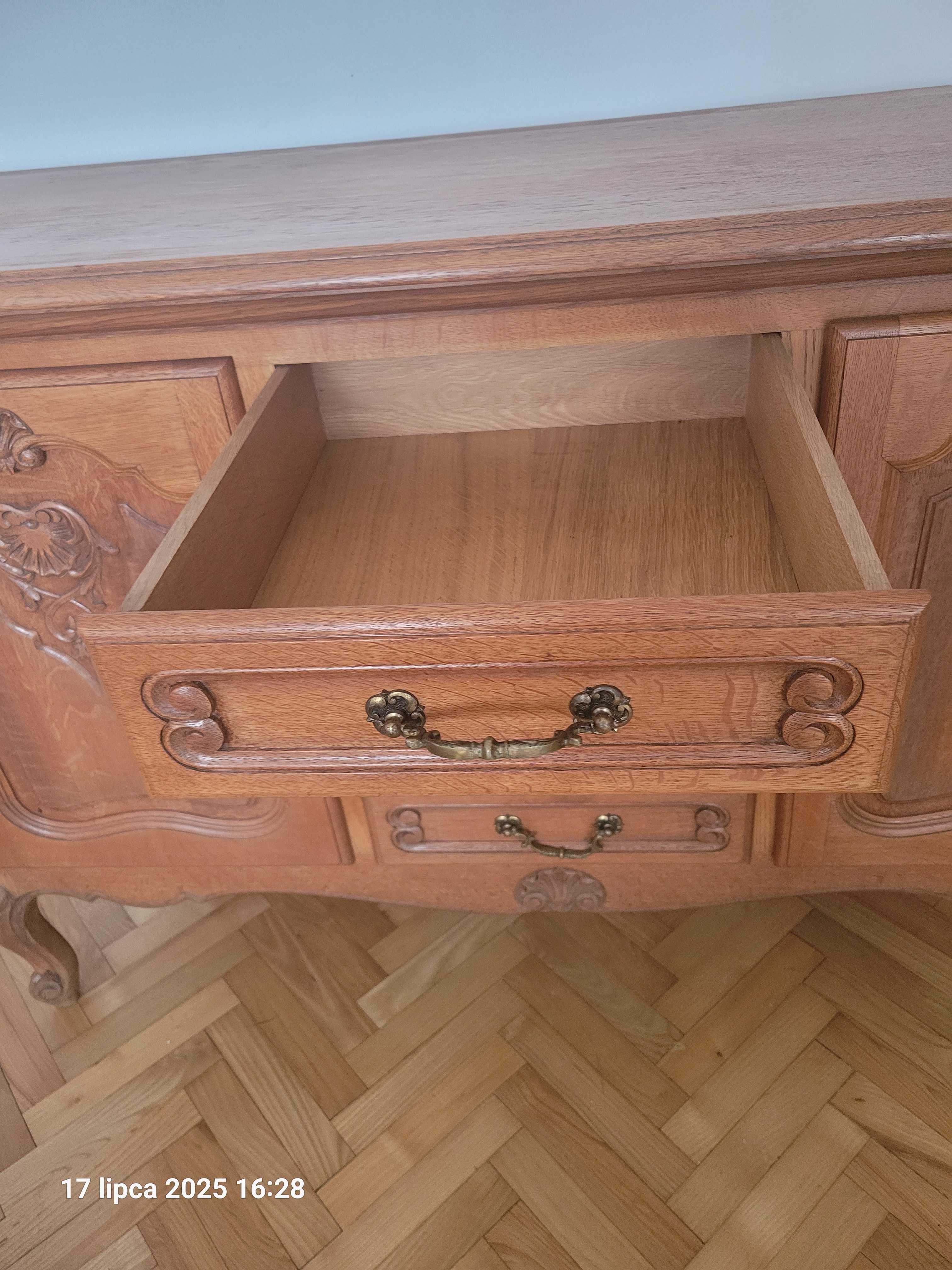 Piękna drewniana komoda na ozdobnych nóżkach