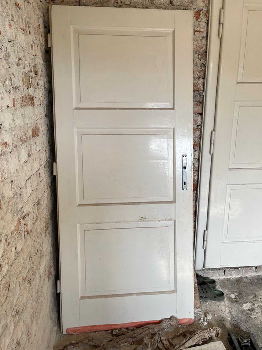 Stare drewniane drzwi prawe 80 x 200 cm z futryną