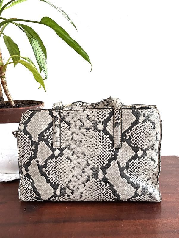 Mala GUESS – Efeito Pele de Cobra Branco/Preto – Elegância com Atitude