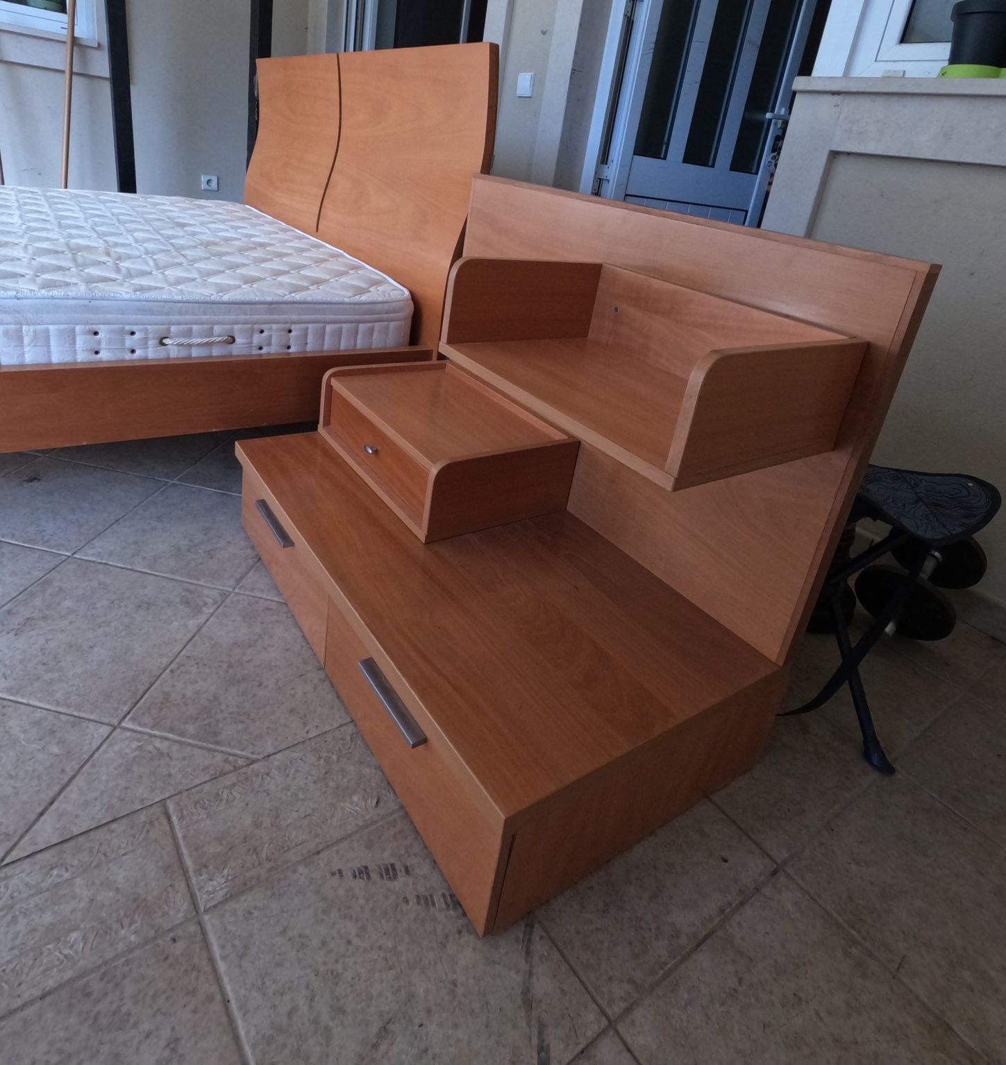 Conjunto: Cama, mesinhas de cabeceira e movel