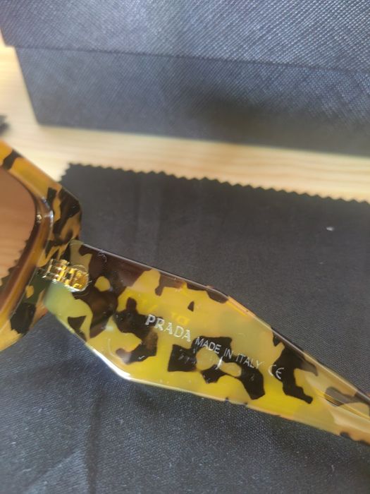 Prada okulary przeciwsłoneczne uniseks glamour czarno brązowe