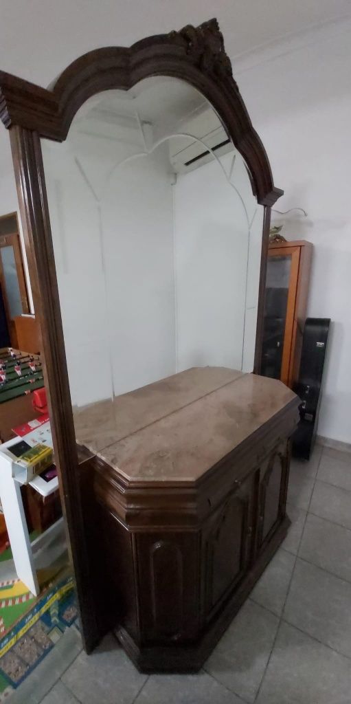 Móvel com espelho