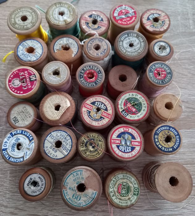 Stare drewniane szpulki z nićmi 29 sztuk