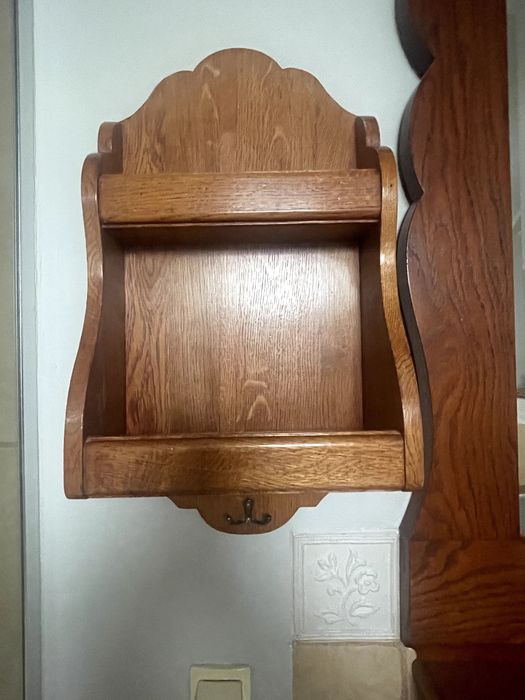 Dwie stylizowane szafki wiszące