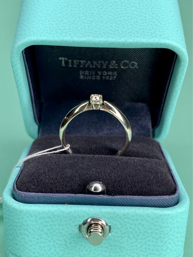 Каблучка з діамантом в стилі Tiffany. Кольцо бриллиант.