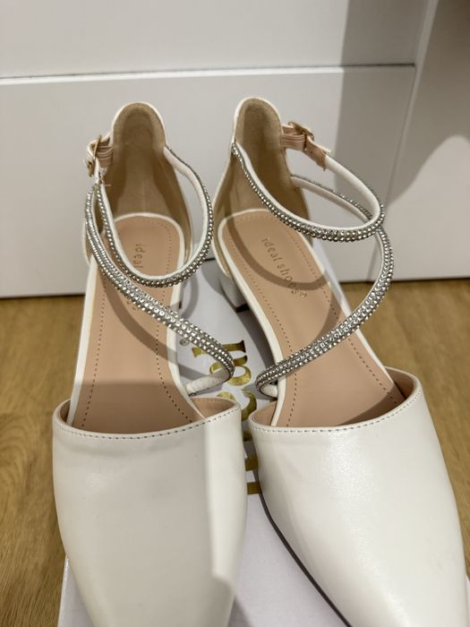Białe buty ślubne na niskim obcasie Ideal Shoes 36
