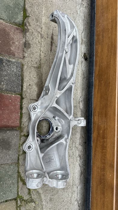 Цапфа передня ліва tesla model y juniper