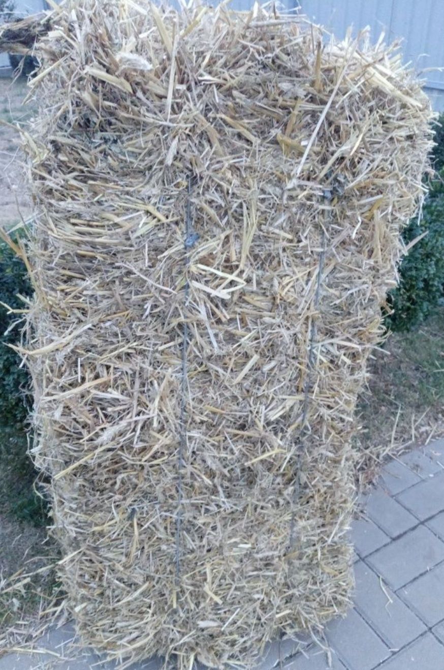 Продам солому в тюках.