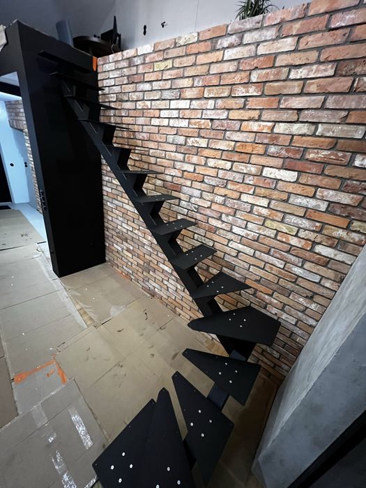 Schody na konstrukcji metalowej nowoczesne loft stalowe