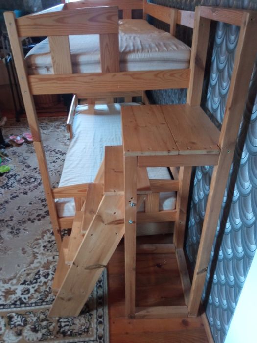 Łóżko piętrowe ze schodami.