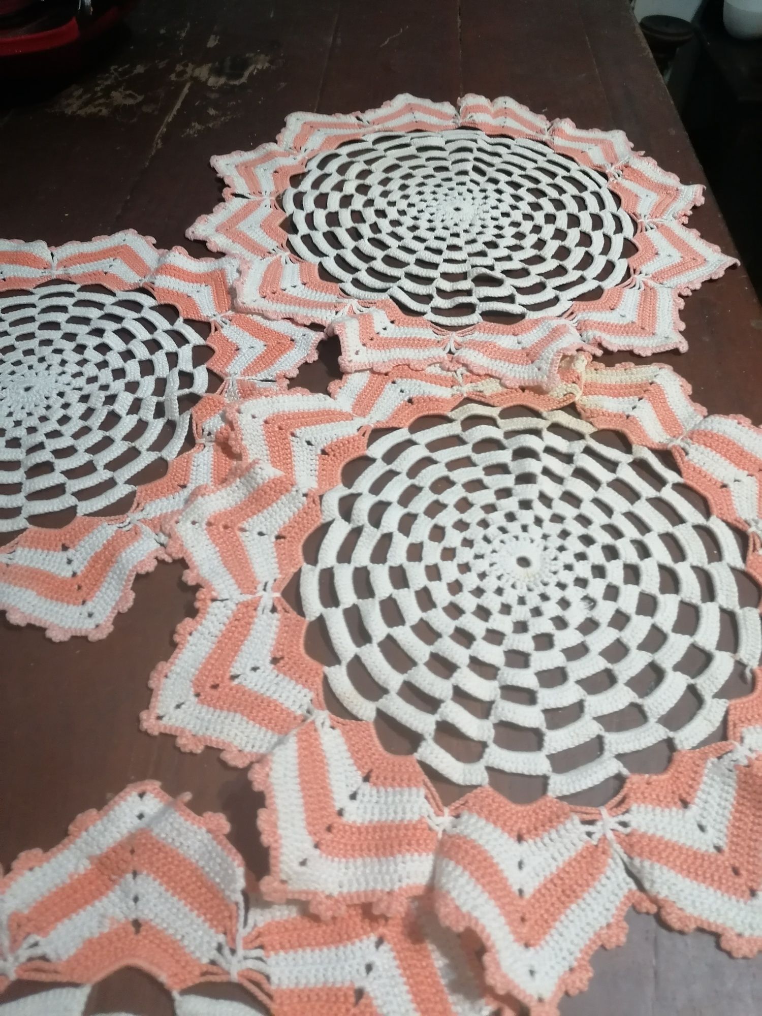Conjunto de 4 naprons em renda feita á mão 

Dimensões em diâmet