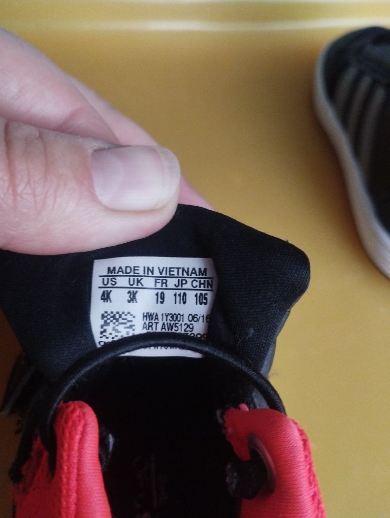 Кросівки adidas 19 розмір