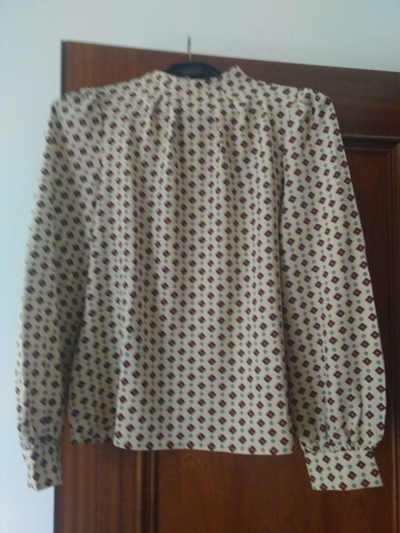 Blusa estampada gola subida
