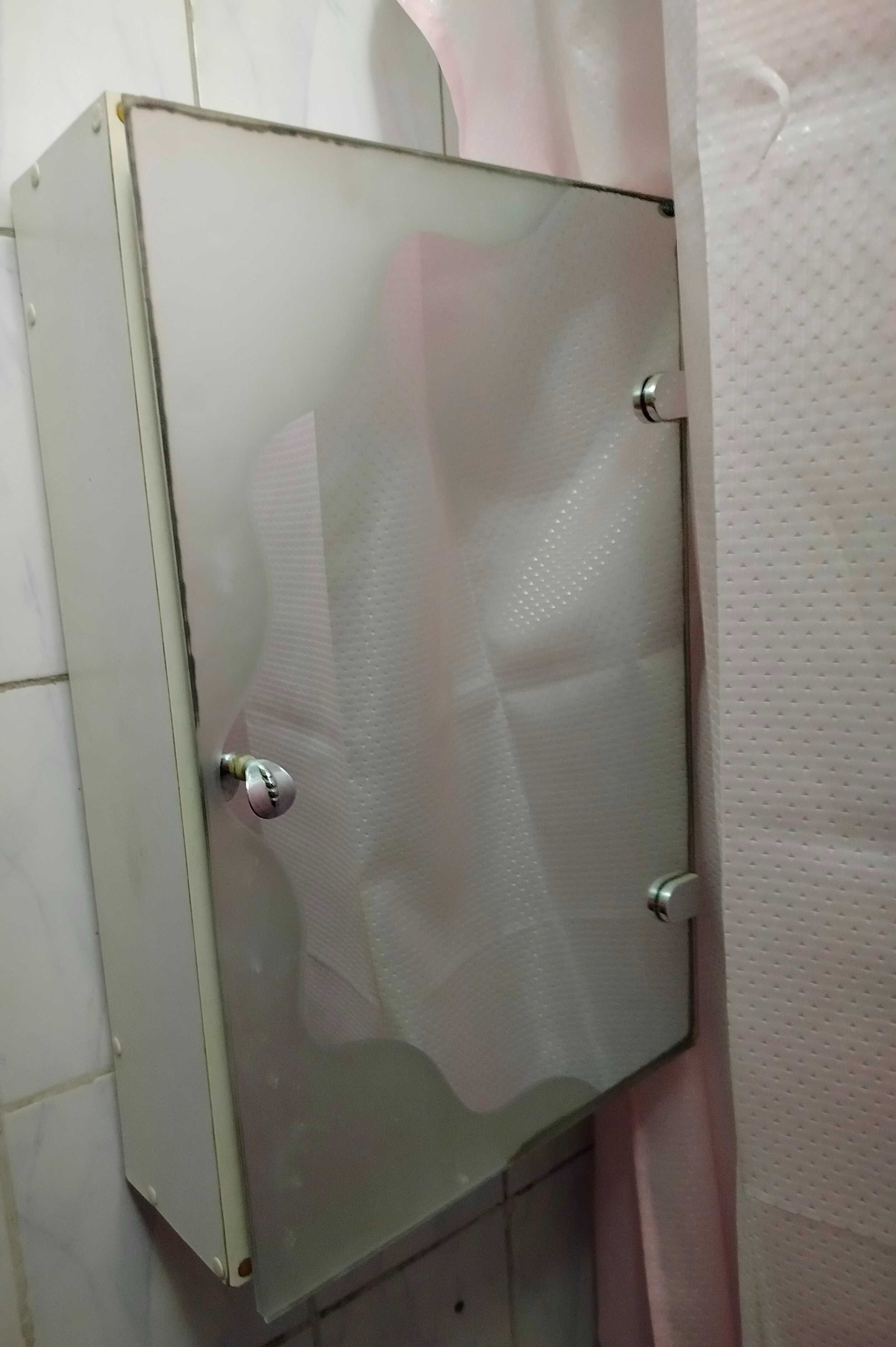 Шкафчик навесной с зеркалом в ванную шафка