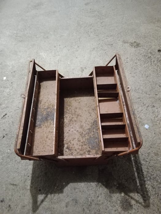 Skrzynka narzędziowa z czasów PRL.