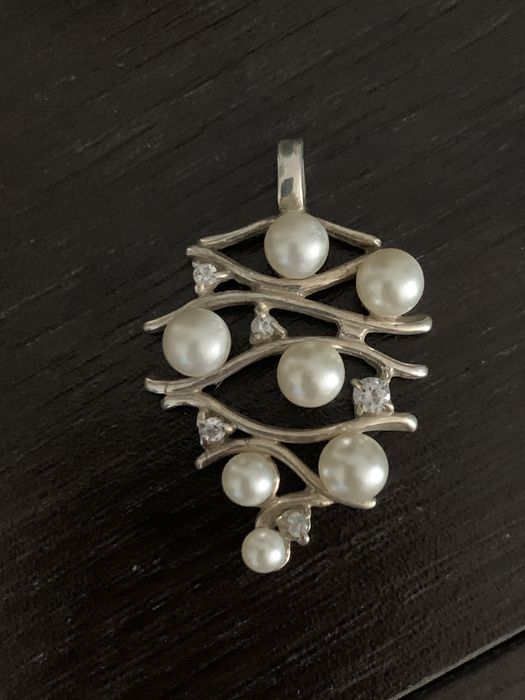 Piękny srebrny wisiorek z perłami i cyrkoniami.