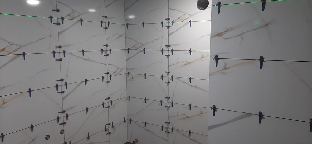 Штукатурка стін та стель, плиточні роботи.