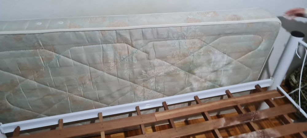 Cama de criança usada com colchao e estrado