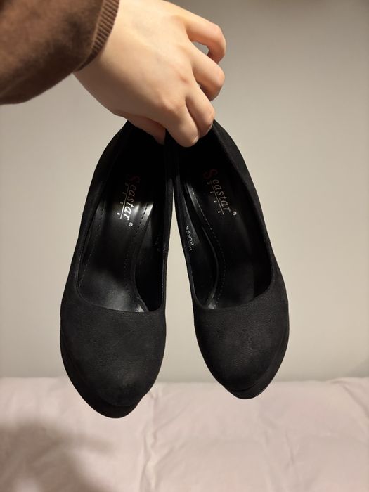 Wysokie czarne szpilki