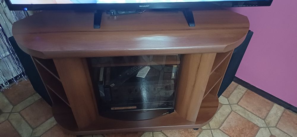 Szafka z przeszkolnymi drzwiczkami