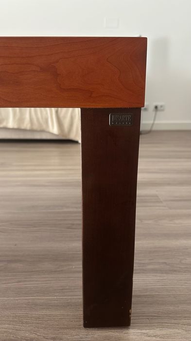 Vendo mesa de centro Disarte em cerejeira (tampo) e wangue (pés)