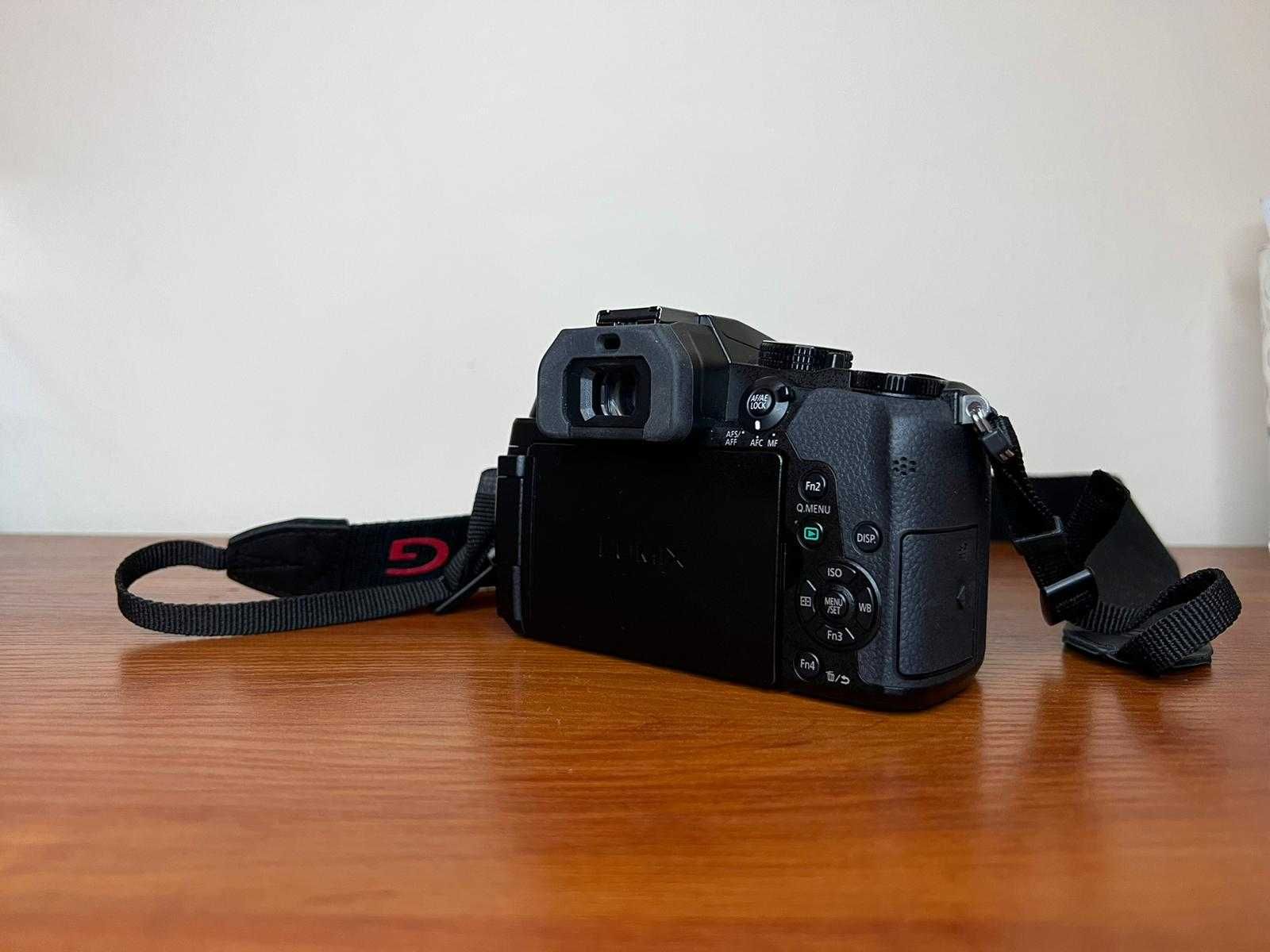 Aparat fotograficzny Panasonic LUMIX  z funkcją nagrywania filmów.
