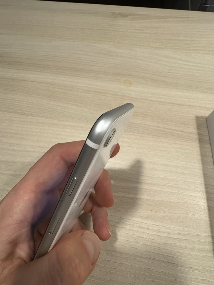 Iphone SE (2 generacji) bialy, bateria 83%
