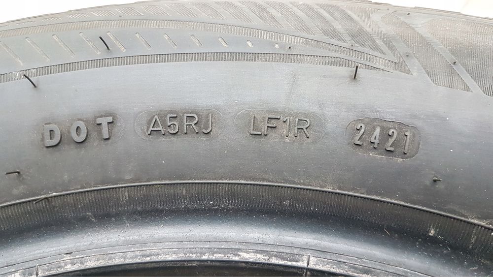 2 x Goodyear VECTOR 4SEASONS 235/60/17 102 H