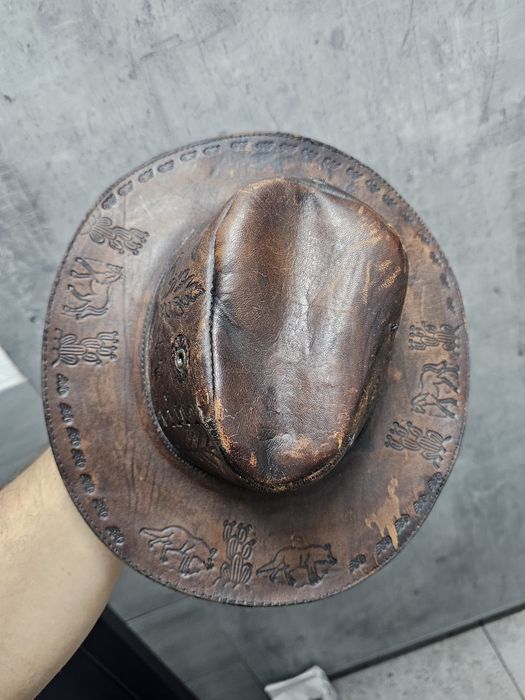 Skórzany australijski kapelusz bogato zdobiony.