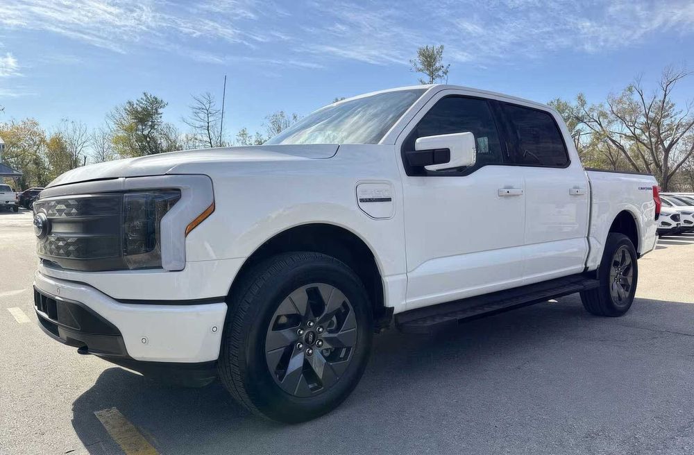 Ford F-150 Lightning Lariat SuperCrew      2022