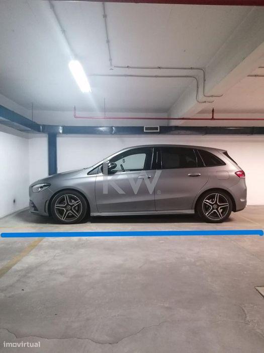 Vende-se lugar de estacionamento, com 12,5m2, na Av. Columbano Bordalo