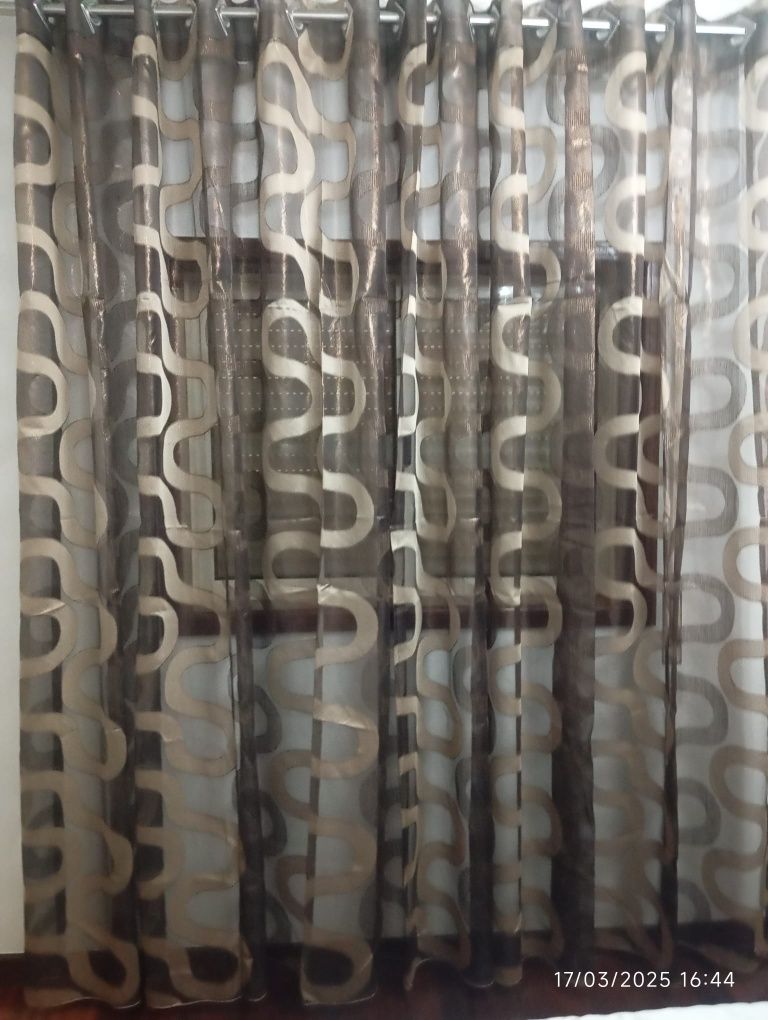 Duas cortinas de organza