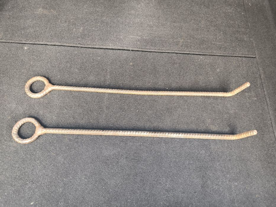 Chaves artesanais para levantar tampas de chão