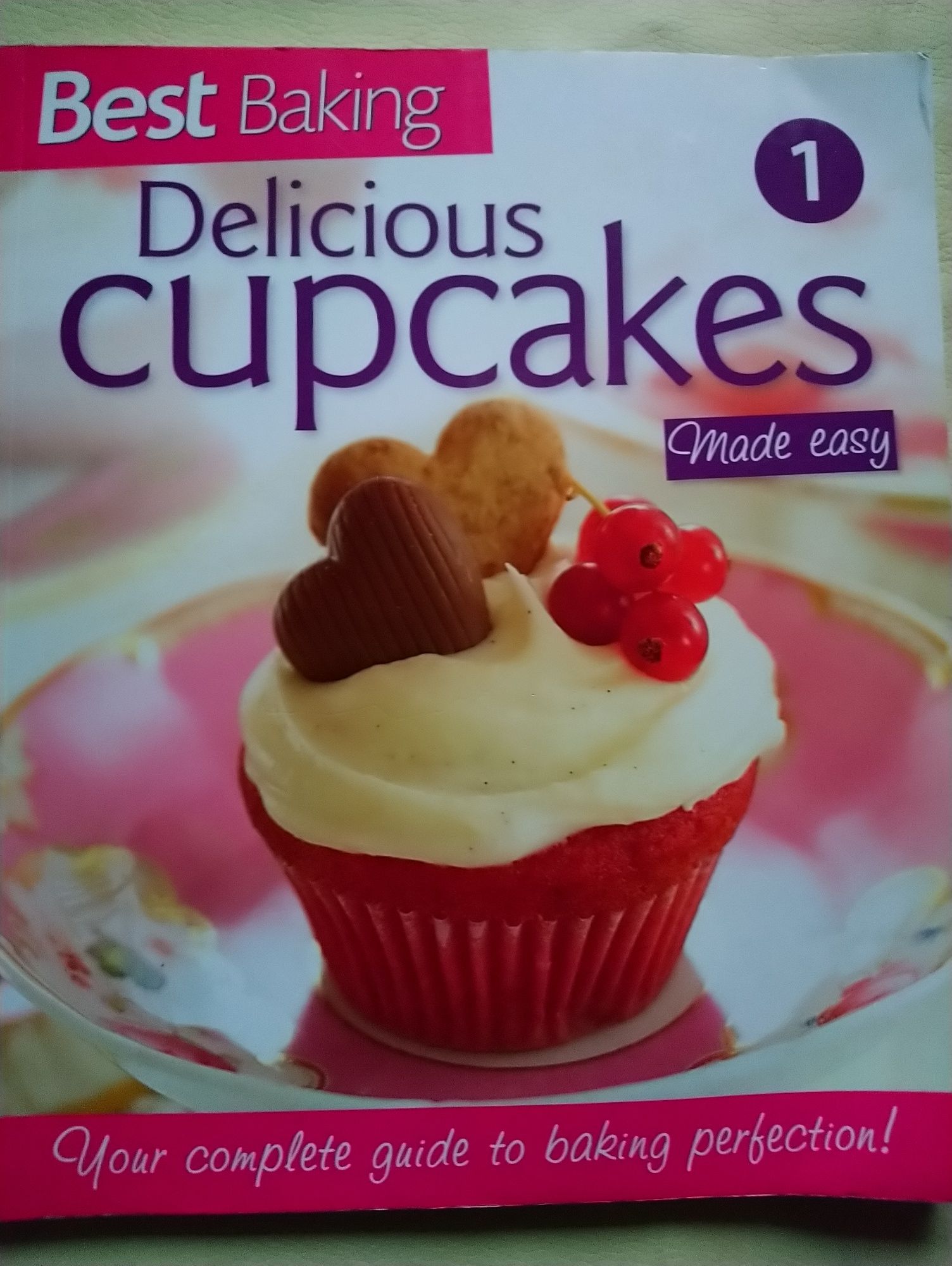 Книга рецептів Delicious cupcakes на англійській мові