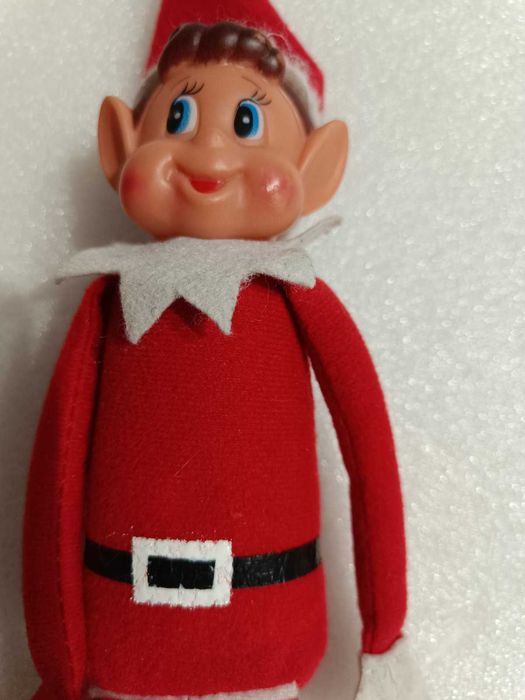 Эльф на полке рождественский игрушка.