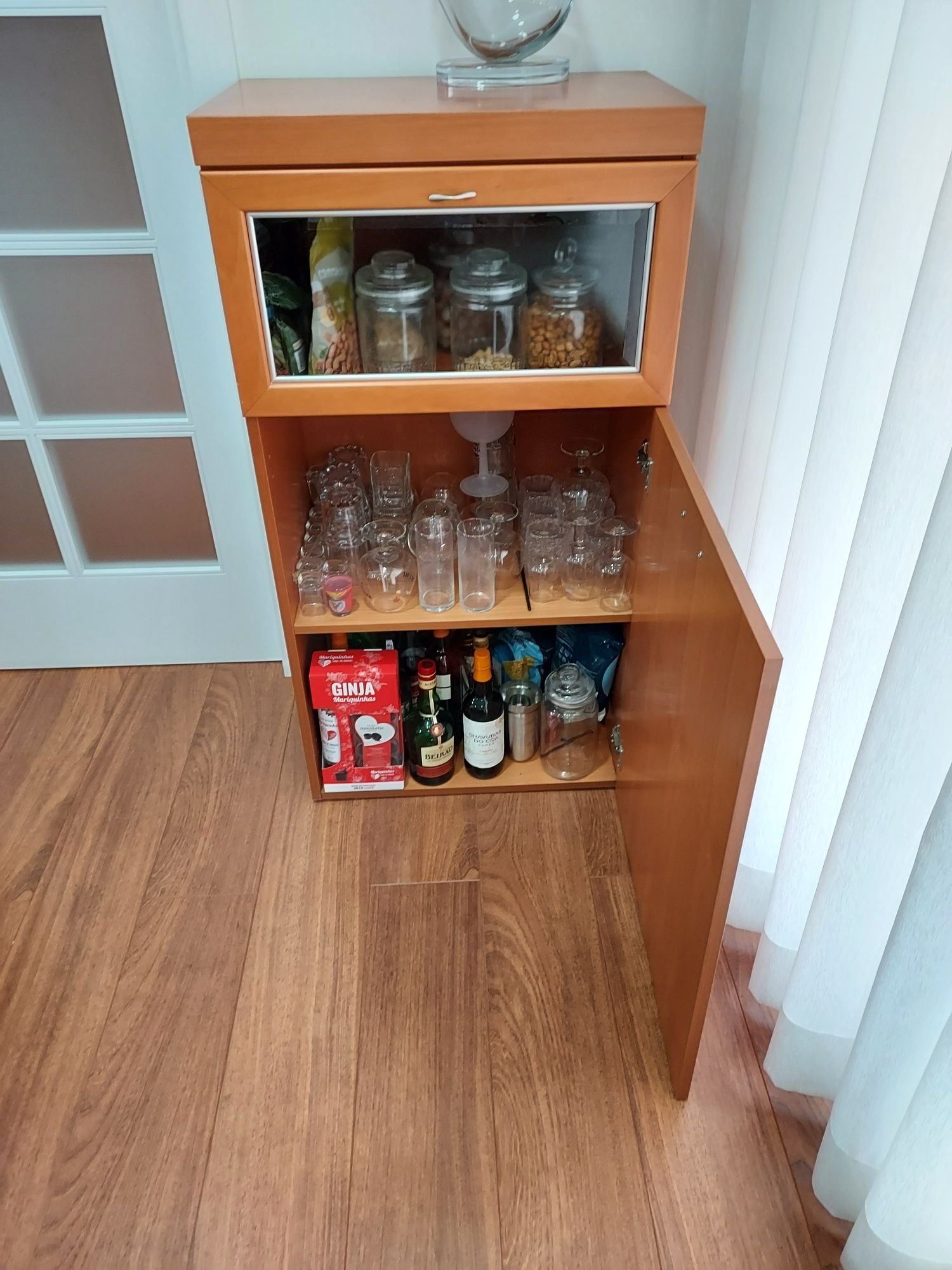 Bar de Sala com muita arrumação.