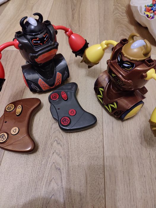 Walczące roboty na pilota