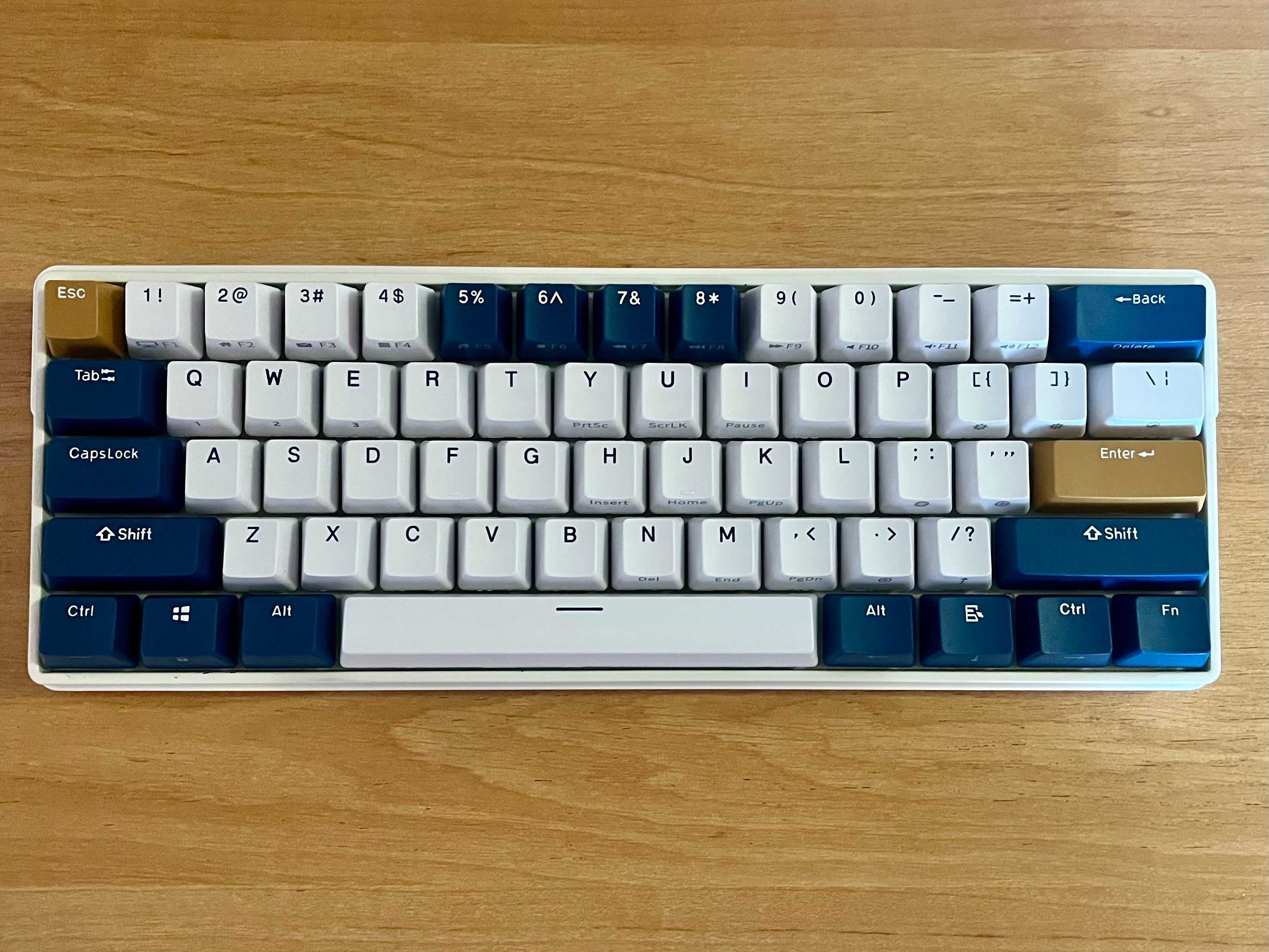 Royal Kludge RK61 PLUS (60%/Hotswap/RGB/USB-Hub/2.4ghz/BT)