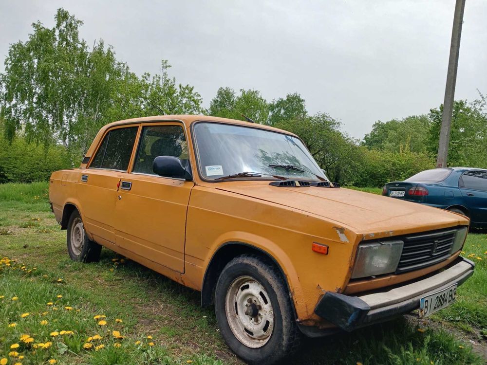 Автомобіль ваз 2105 1982 в робочому стані