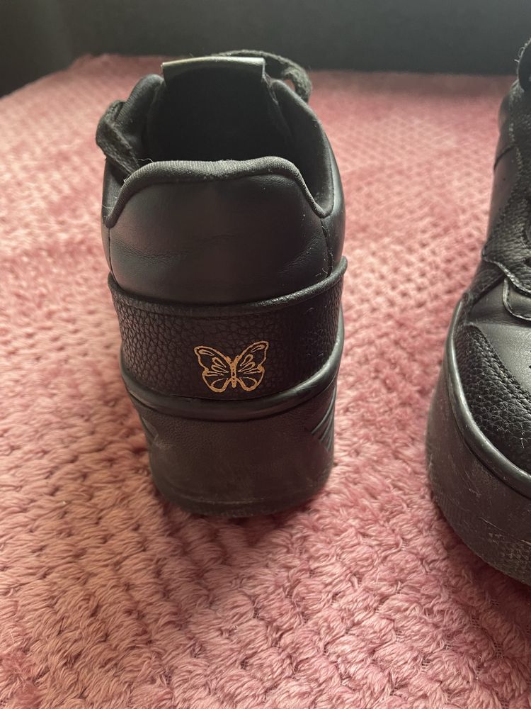 Buty z motylem bershka