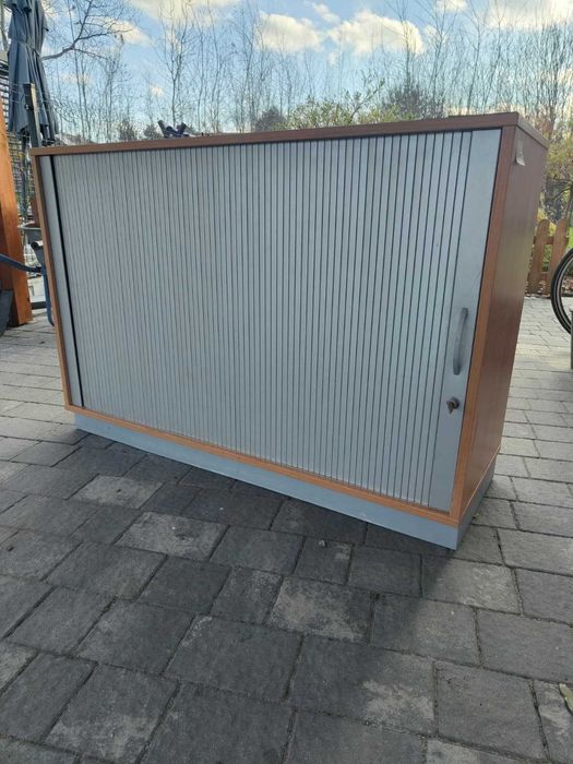 Szafka biurowa / garażowa z zamknięciem na klucz (zasuwana)