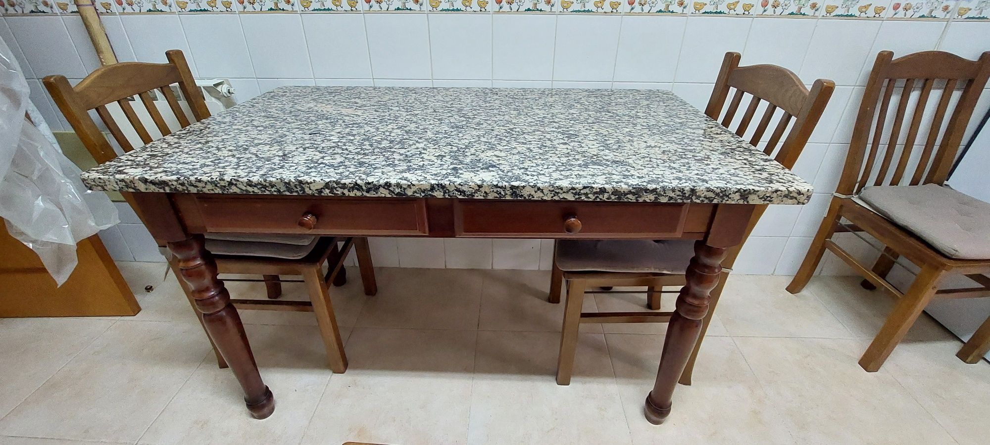 Mesa jantar/cozinha c/tampo em Granito + 4 cadeiras