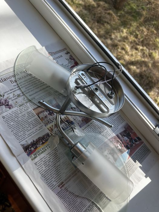 Люстра на дві лампочки