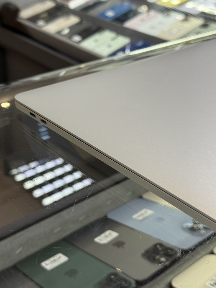 MacBook Pro 15 2018 i7/2.2GHz/Ram16Gb/ SSD 256gb Silver
