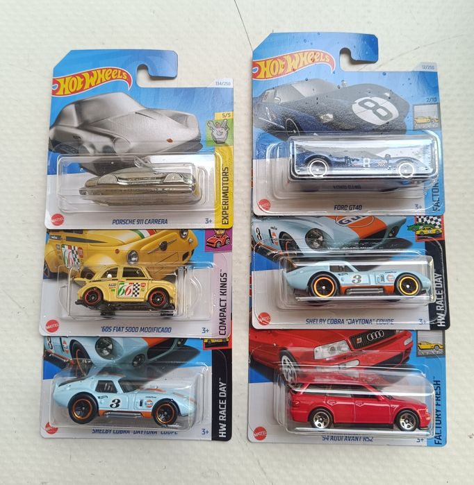 Várias miniaturas Hotwheels