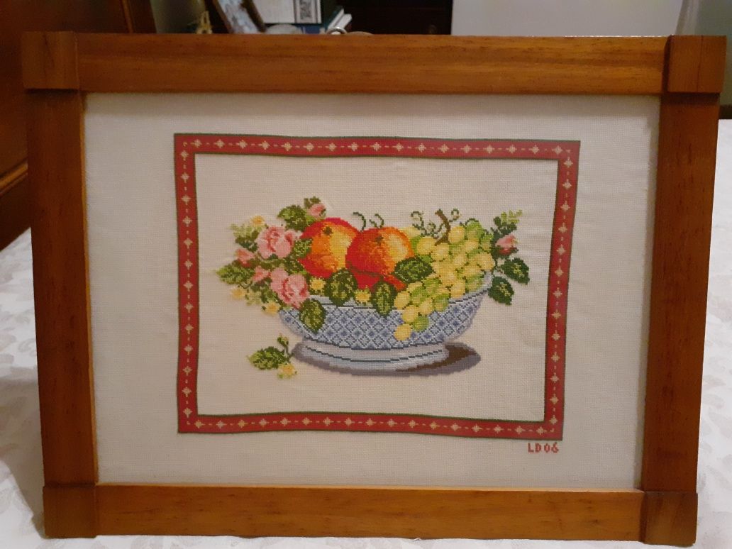 Quadro bordado em ponto de cruz.