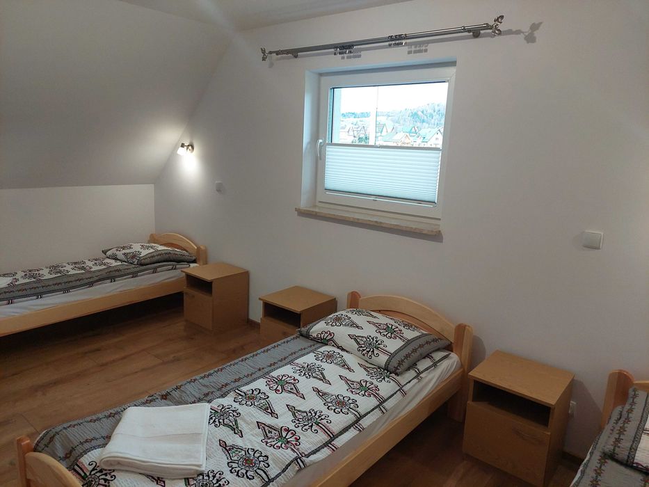 Domki u Seseta Kluszkowce na Podhalu z widokiem na Tatry i jezioro