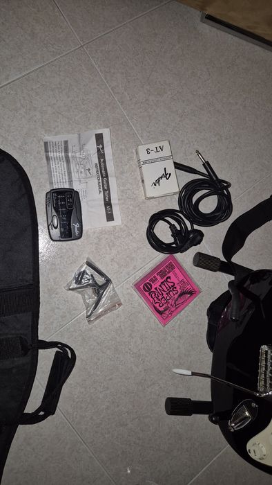 Guitarra Squier Fender e amplificador Fender 15G